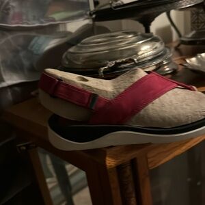 Clarks women’s size 7 brand new sandals
